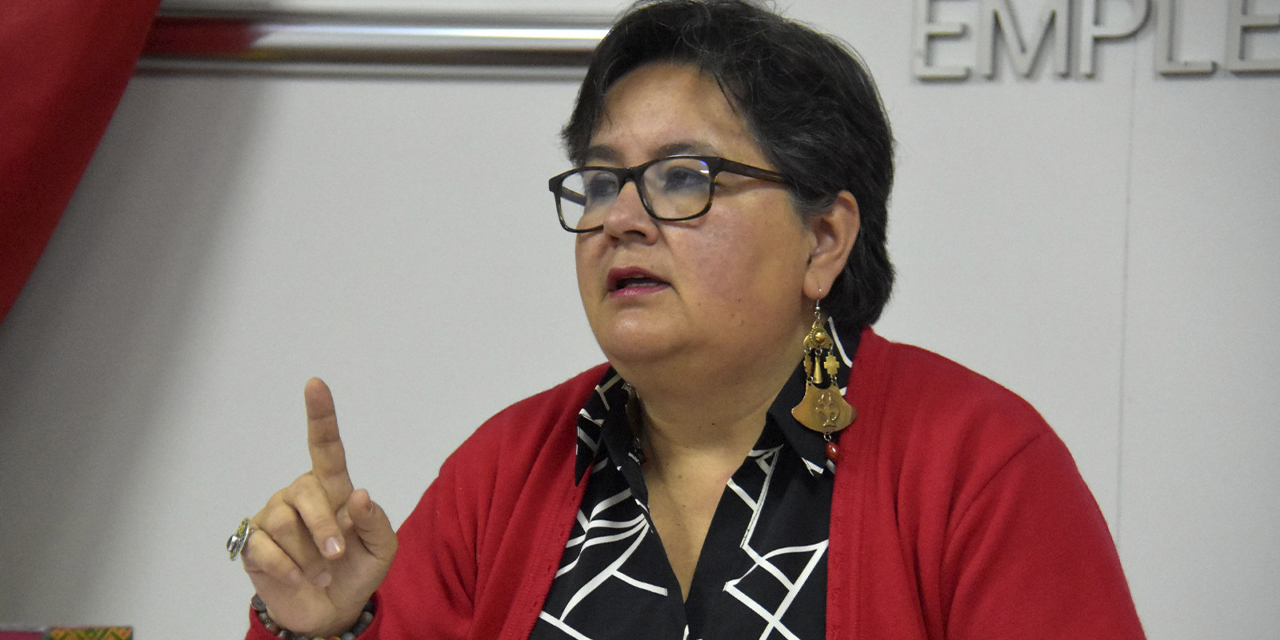 La ministra de Trabajo, Verónica Navia, durante una conferencia de prensa. (Foto: Gonzalo Jallasi)