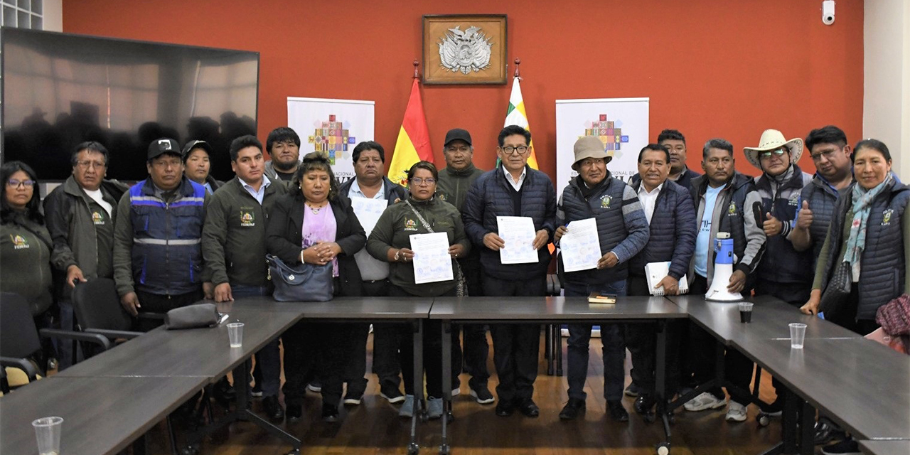 Autoridades ministeriales y dirigentes de los padres de familia de El Alto luego de la firma del acuerdo. (Foto: Ministerio de Educación)