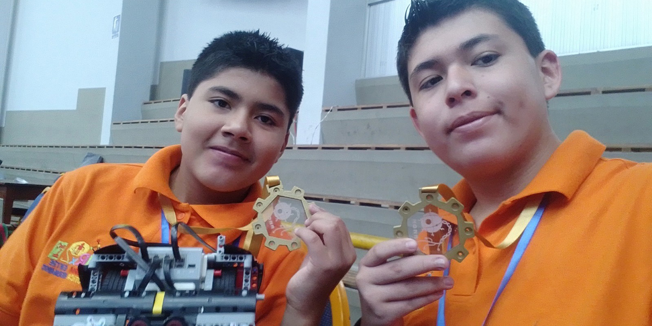 Octavio y César Pereyra, fanáticos de la robótica, muestran un premio. (Foto: Familia Pereyra)