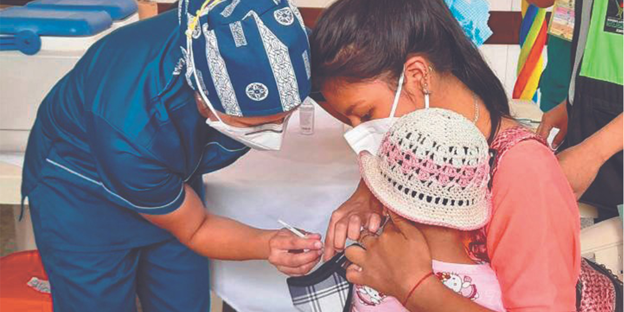 Una madre hace vacunar a su niña. (Foto: Ministerio de Salud)