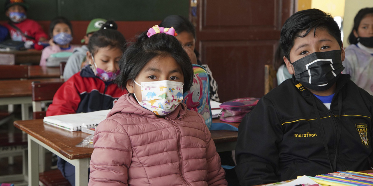 Niños asisten a clases con medidas de bioseguridad. (Fotos: Jorge Mamani)