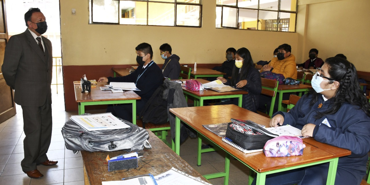 Educador imparte clase a niños en un aula. (Foto: Archivo)