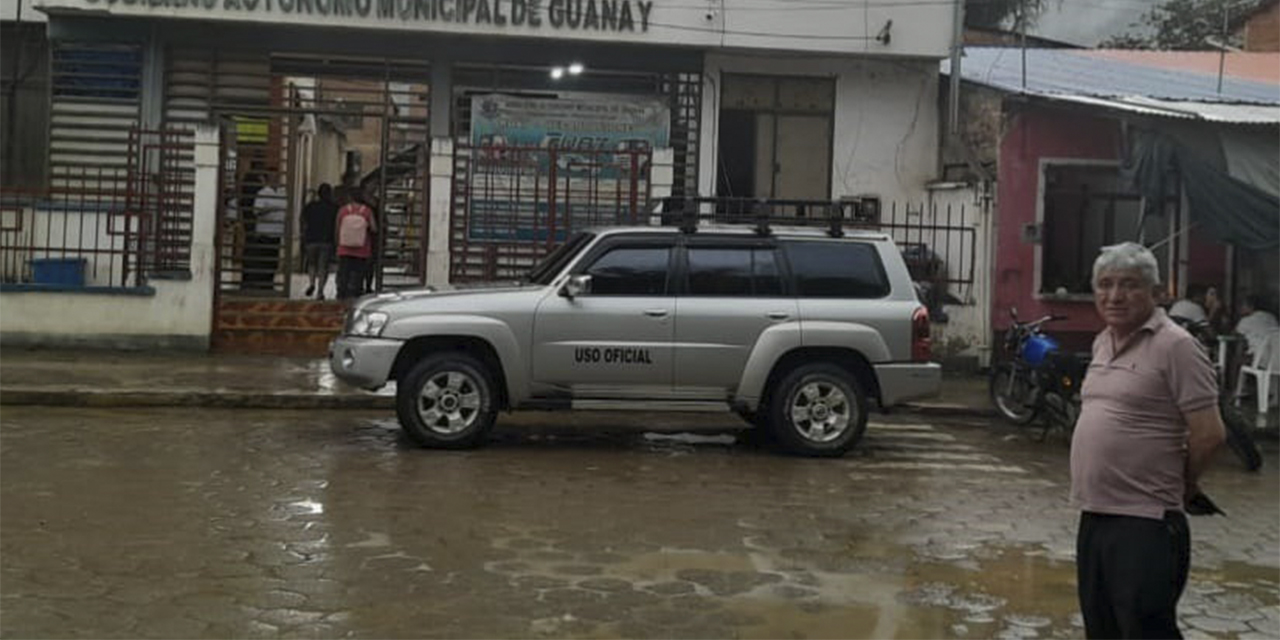 Iván Arias frente a la Alcaldía de Guanay. (Foto: RRSS)