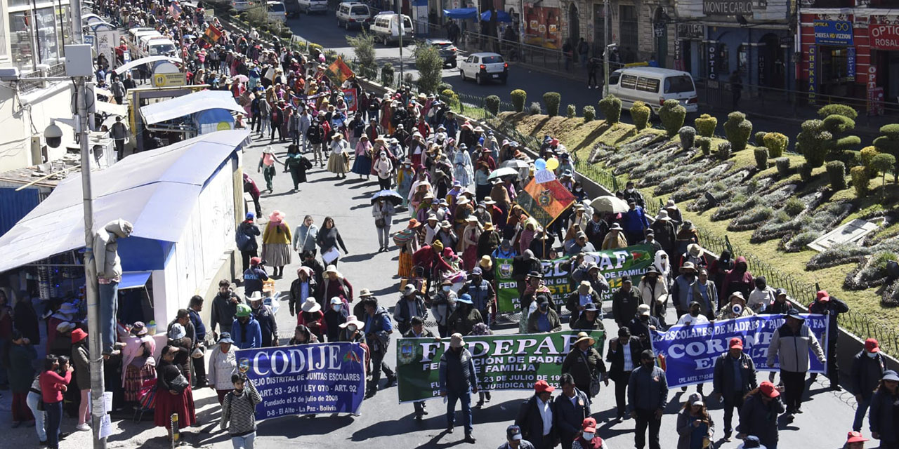 Padres de familia de El Alto piden que maestros respeten el derecho a la educación 