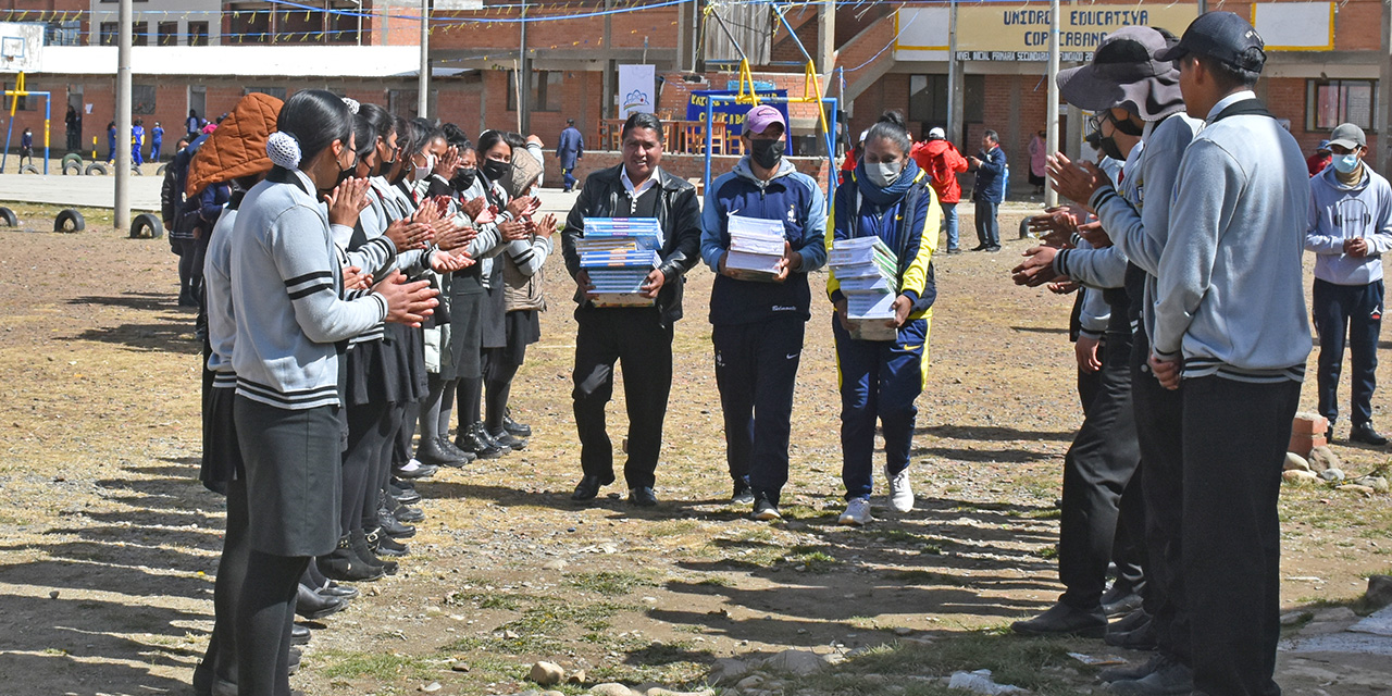 La ABEN y Rosatom donan libros al colegio Copacabana I, en El Alto