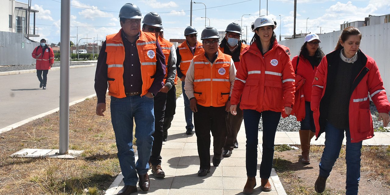 Autoridades de la Universidad Nacional Siglo XX visitan las instalaciones del CIDTN y el CMNyR en El Alto