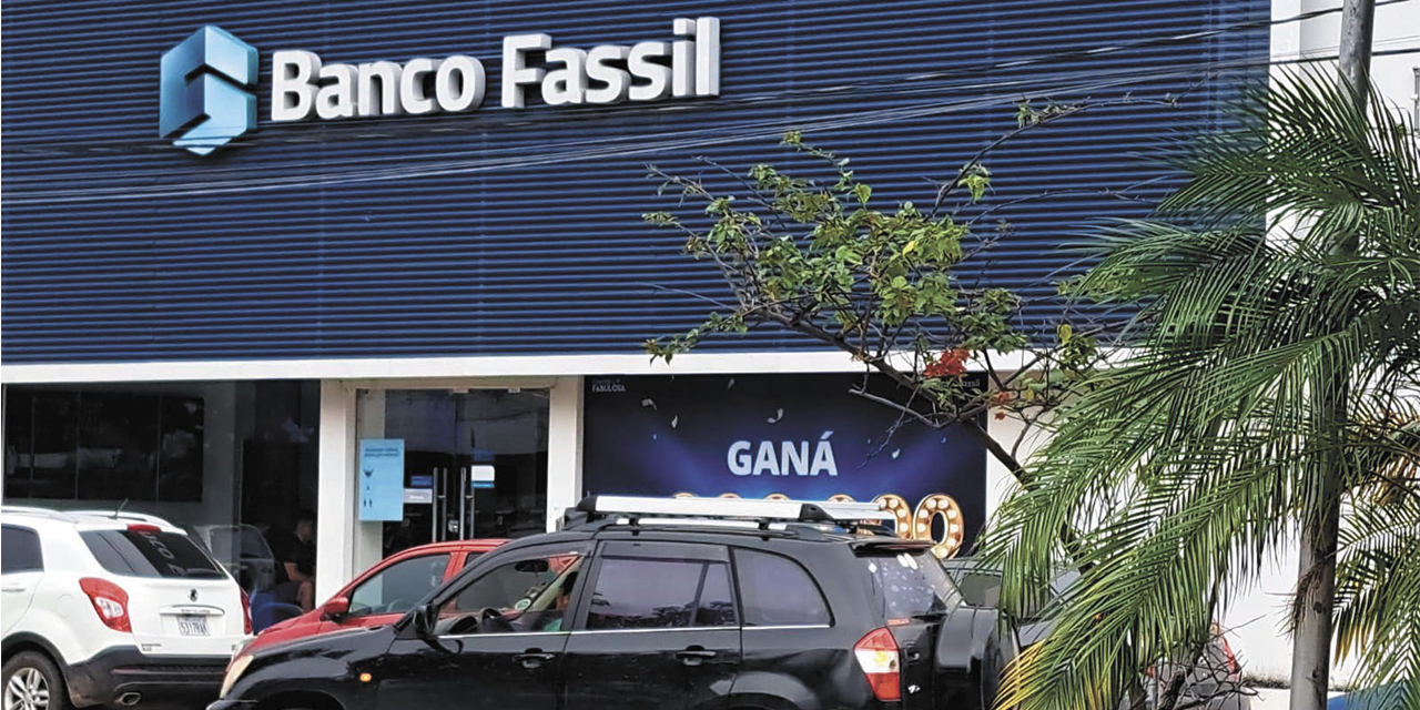 El Banco Fassil  fue intervenido por varias acciones irregulares. (Foto: RRSS)