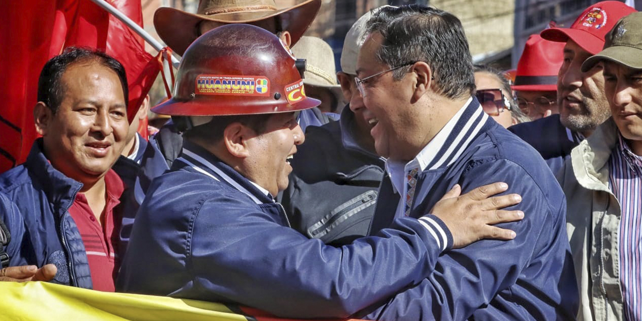 El secretario ejecutivo de la COB, Juan Carlos Huarachi, con el presidente Luis Arce. (Foto: Presidencia)