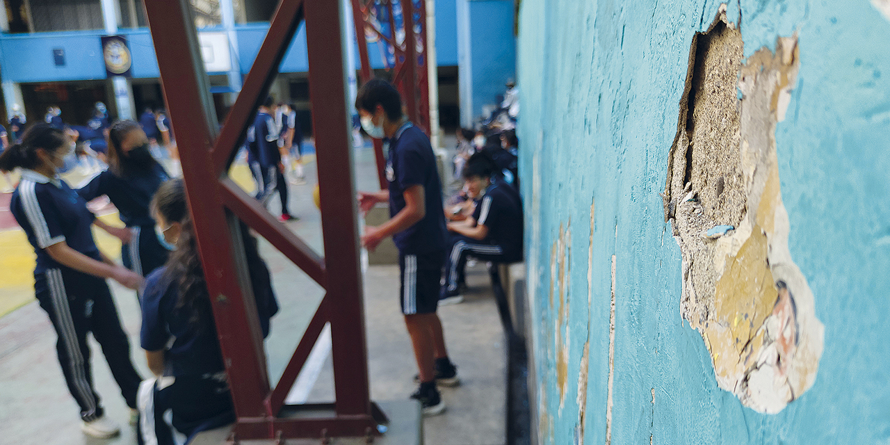 La pared está hueca y deja ver la anterior pintura que no fue removida para volverla a pintar; el maquillaje de esta unidad educativa se desvanece. (Fotos: Williams Ramírez)