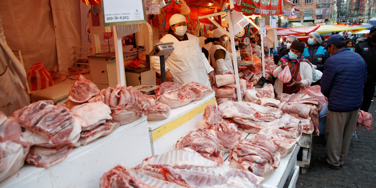 Puesto de venta de carne de cerdo en la zona Garita de Lima, de la ciudad de La Paz. (Foto: Jorge Mamani)