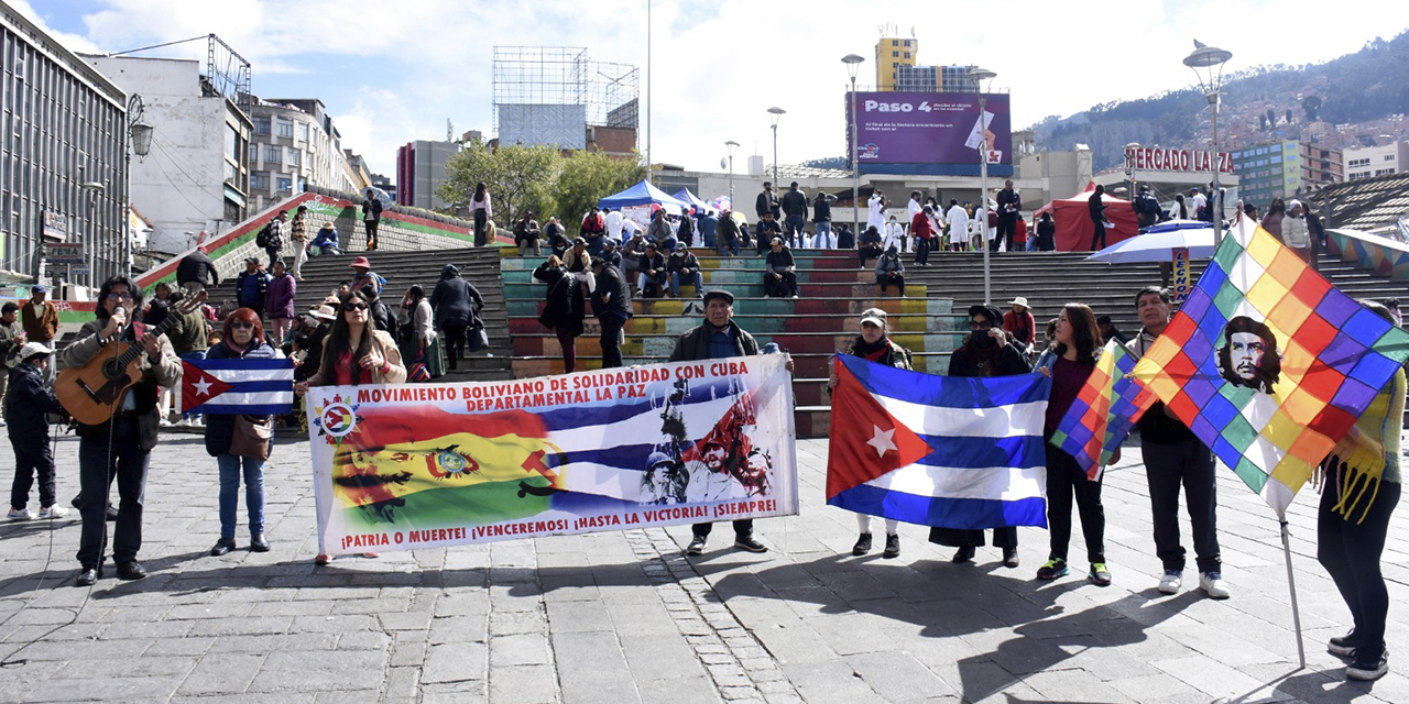 Miembros del Movimiento Boliviano de Solidaridad con Cuba, ayer. (Foto: RRSS)