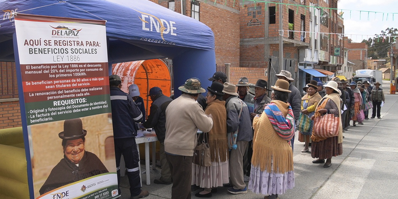 Personas de la tercera edad aguardan para su registro. (Foto: Delapaz)