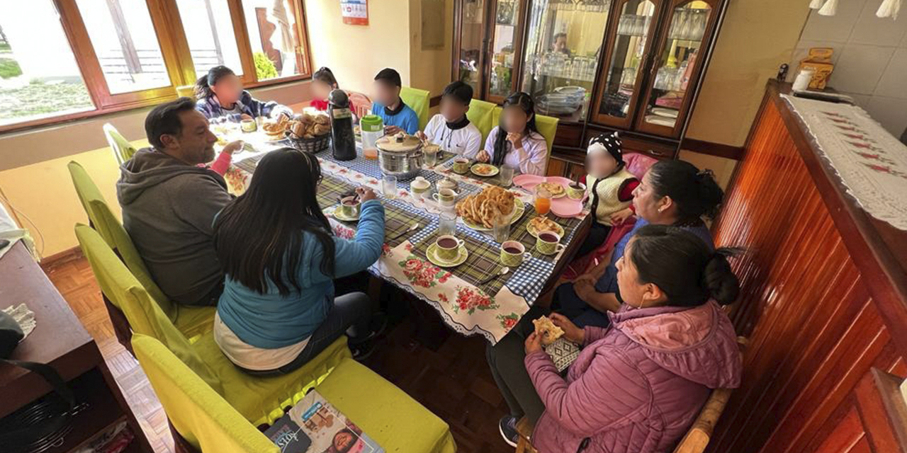 Rosmery con siete de sus hijos en el desayuno, otros dos se fueron a la escuela. (Foto: Aldeas SOS)