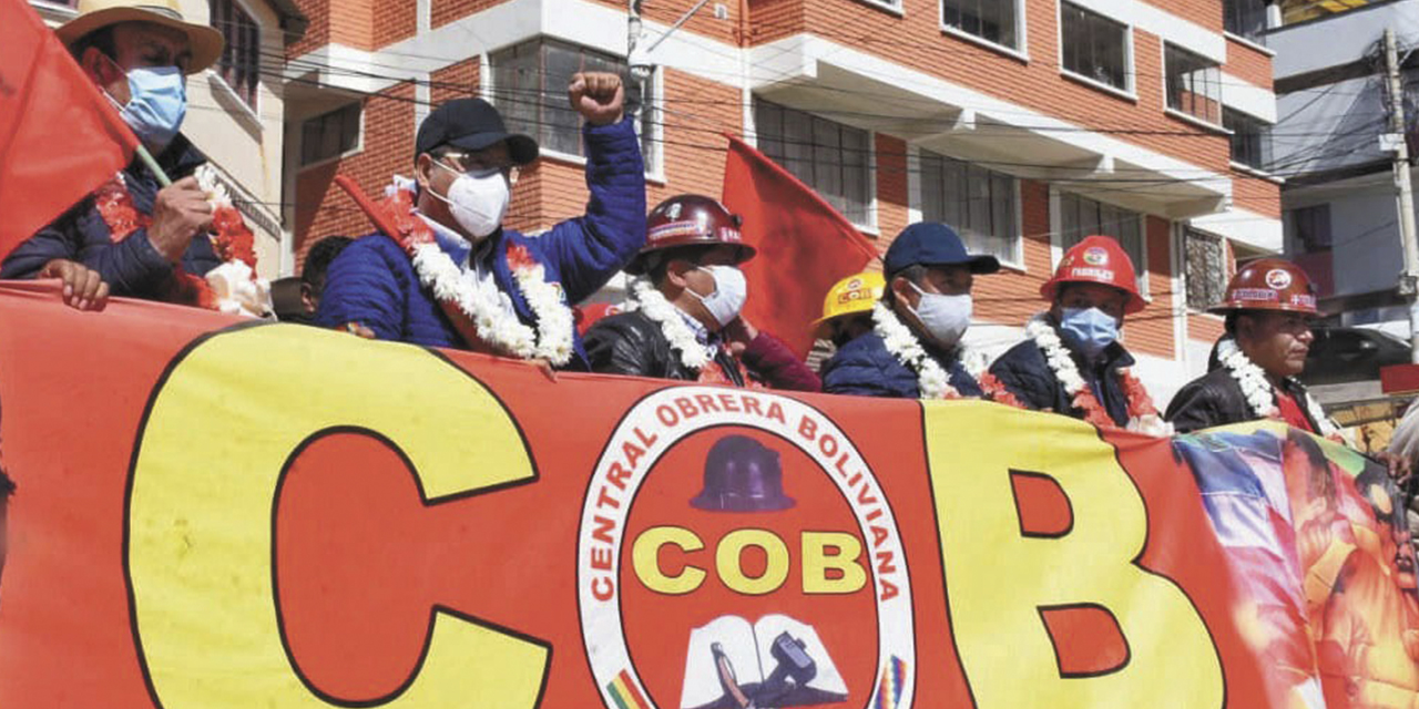 El presidente Luis Arce junto a líderes obreros, en la marcha del 1 de mayo de 2022. (Foto: Archivo)