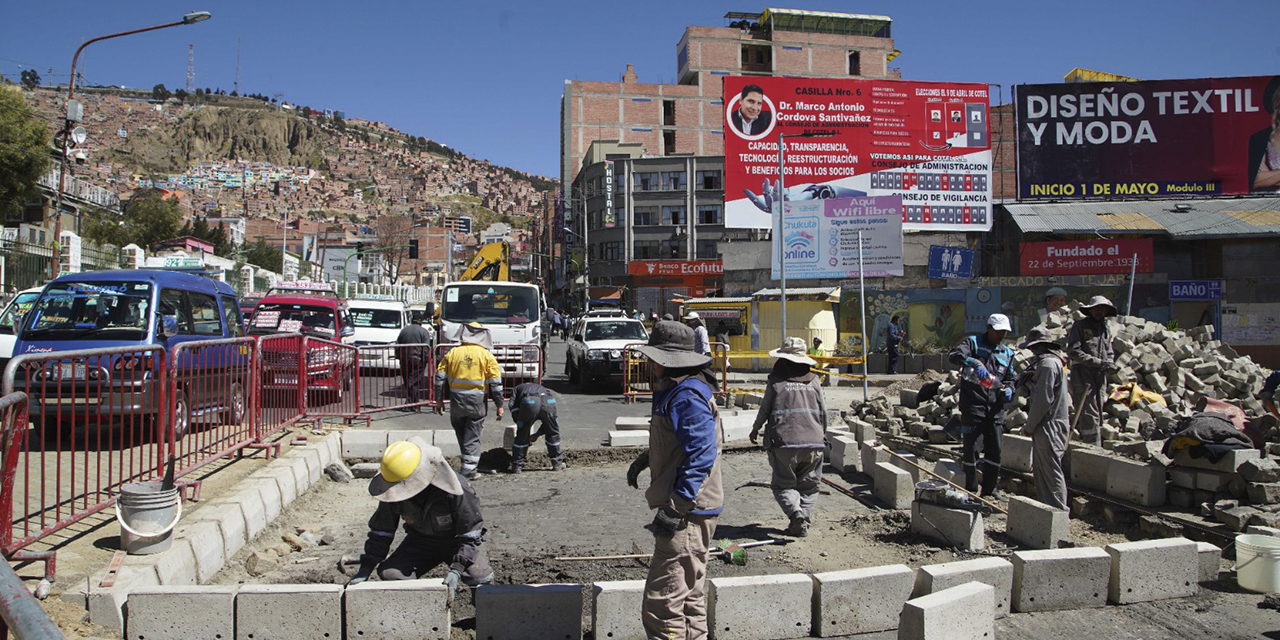 Obreros municipales hacen trabajos en la avenida Baptista. (Foto: Jorge Mamani)