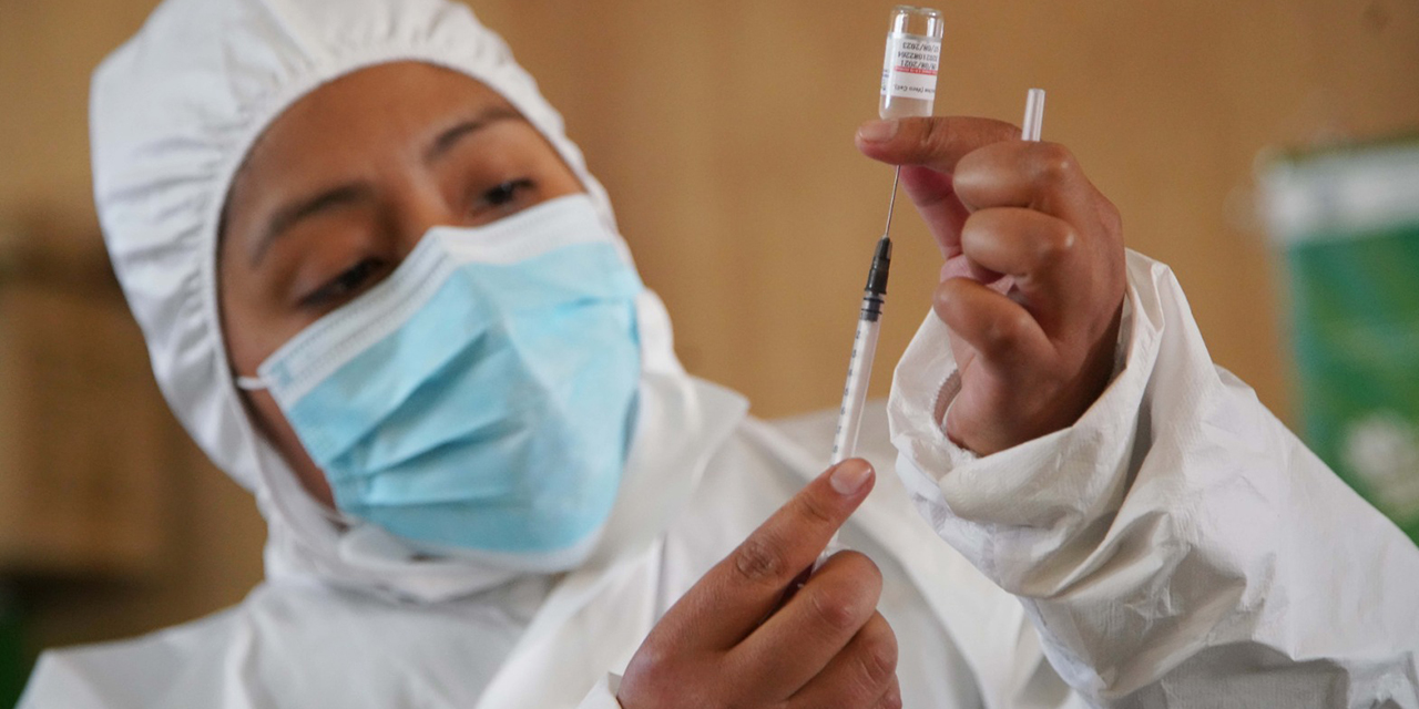 Una profesional en salud prepara una vacuna anti-Covid durante una de las campañas de inoculación. (Foto: Archivo)