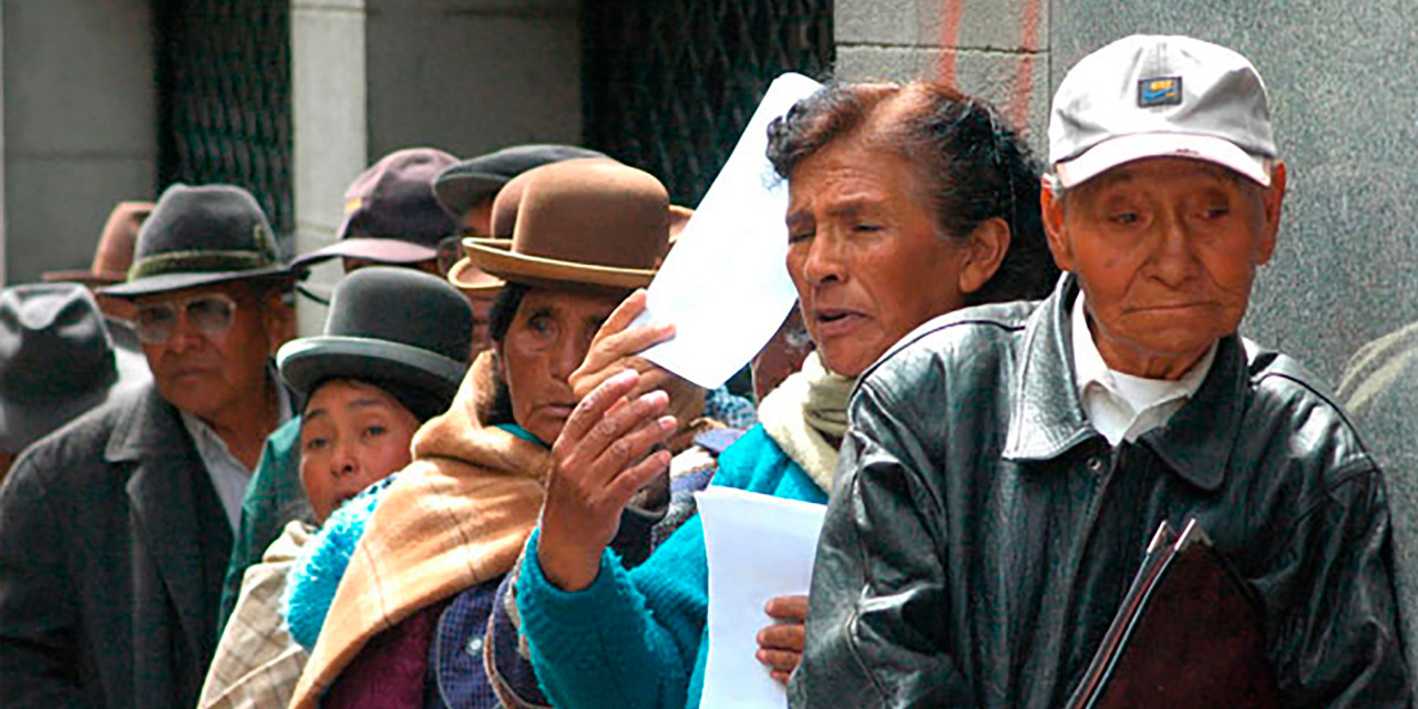 Jubilados en una fila para cobrar su renta. (Foto: Archivo)