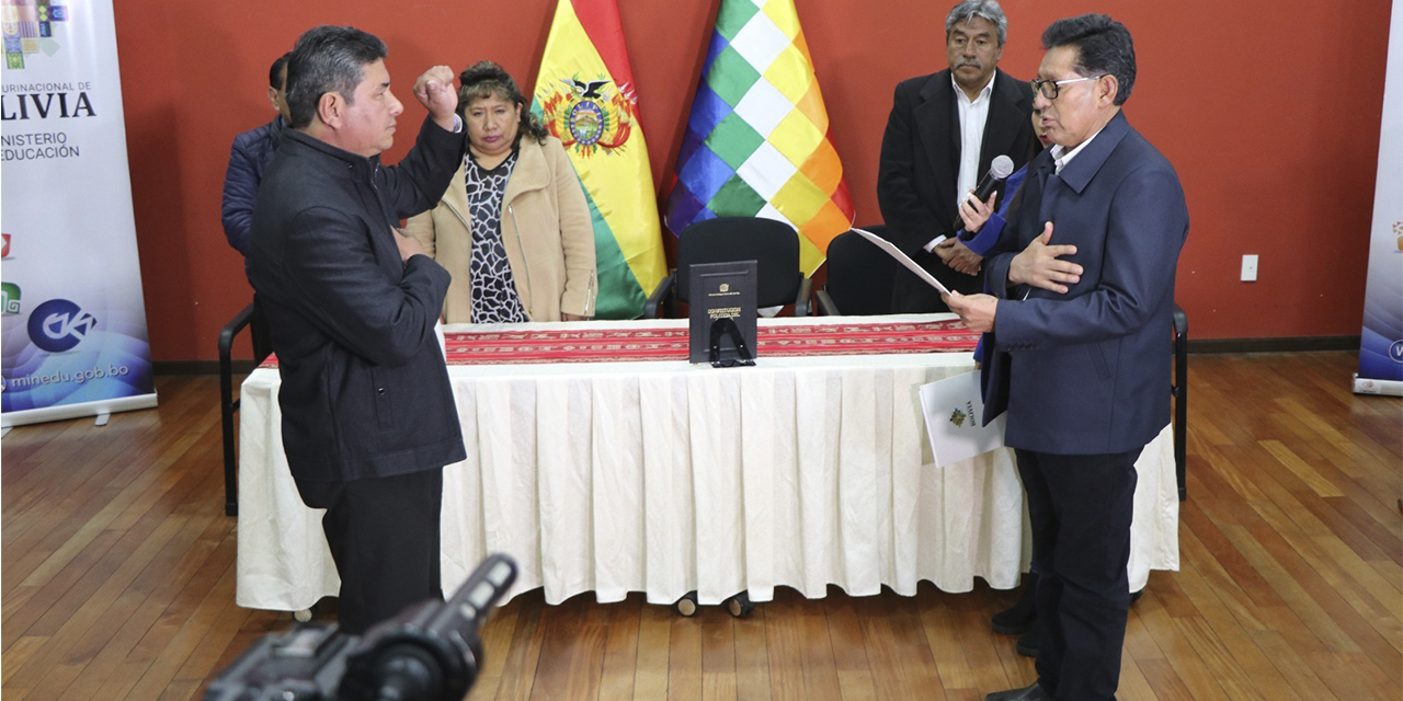 El ministro de Educación, Édgar Pary, toma juramento a la nueva autoridad. (Foto: Min. De Educación)