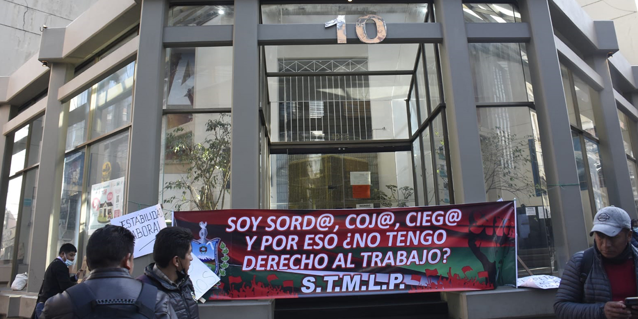 Uno de los carteles de los manifestantes hace referencia a los ‘insultos’ con los que Arias se refe-riría a ellos. (Foto: Ahora El Pueblo)