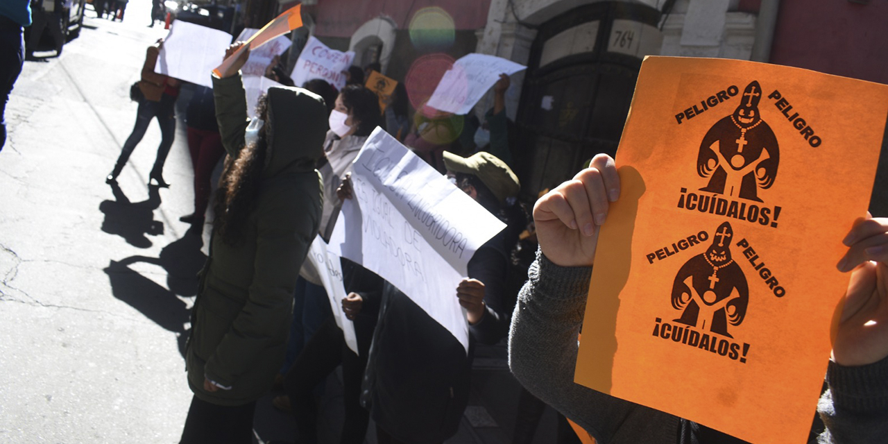 Grupos de activistas por los derechos humanos salieron a protestar por los casos de pederastia destapados recientemente. (Foto: Gustavo Ticona)