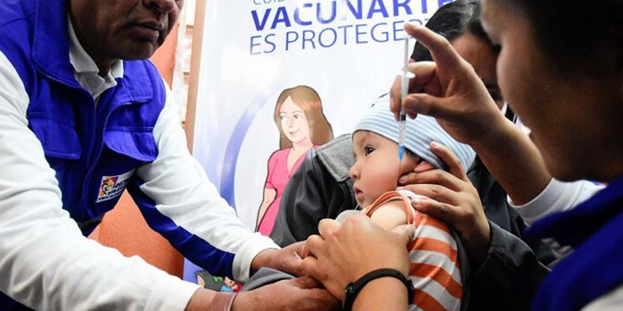 Una niña es vacunada contra la influenza. | Foto: Ministerio de Salud