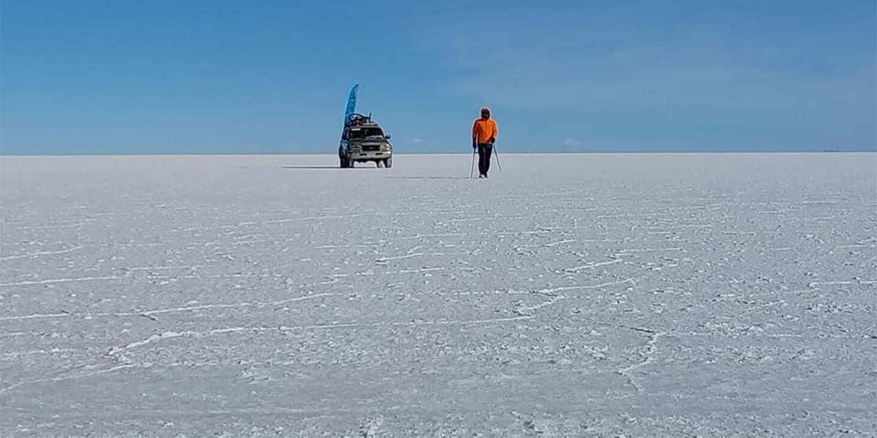 Brasilero trota “sin parar” en el Salar de Uyuni en busca de batir un récord mundial guinness  