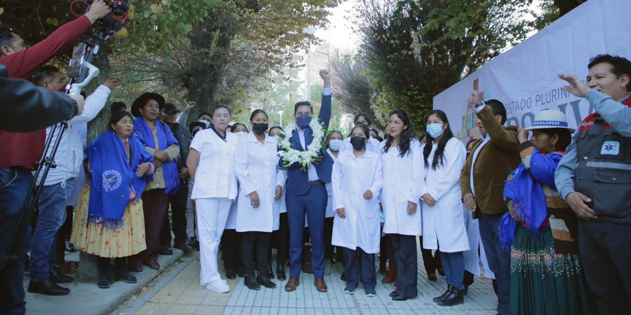 El ministro Jeyson Auza junto a profesionales en salud de Oruro. (Foto: Ministerio de Salud y Deportes)