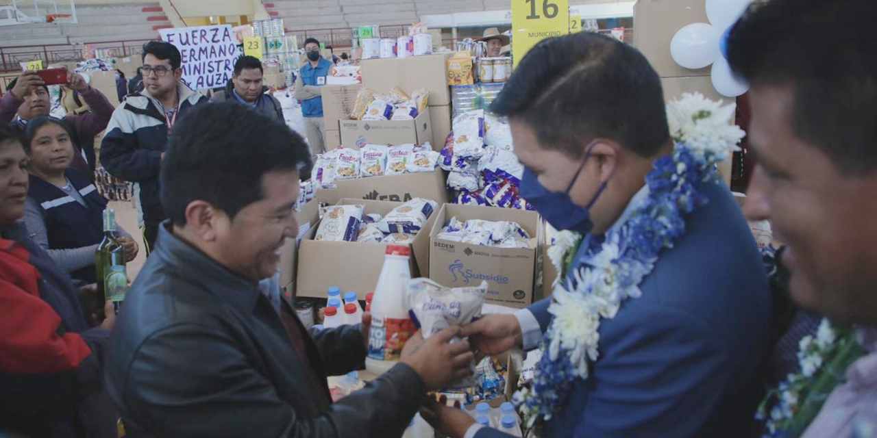 El ministro de Salud, Jeyson Auza, entrega el beneficio a alcaldes chuquisaqueños. (Foto: Ministerio de Salud)