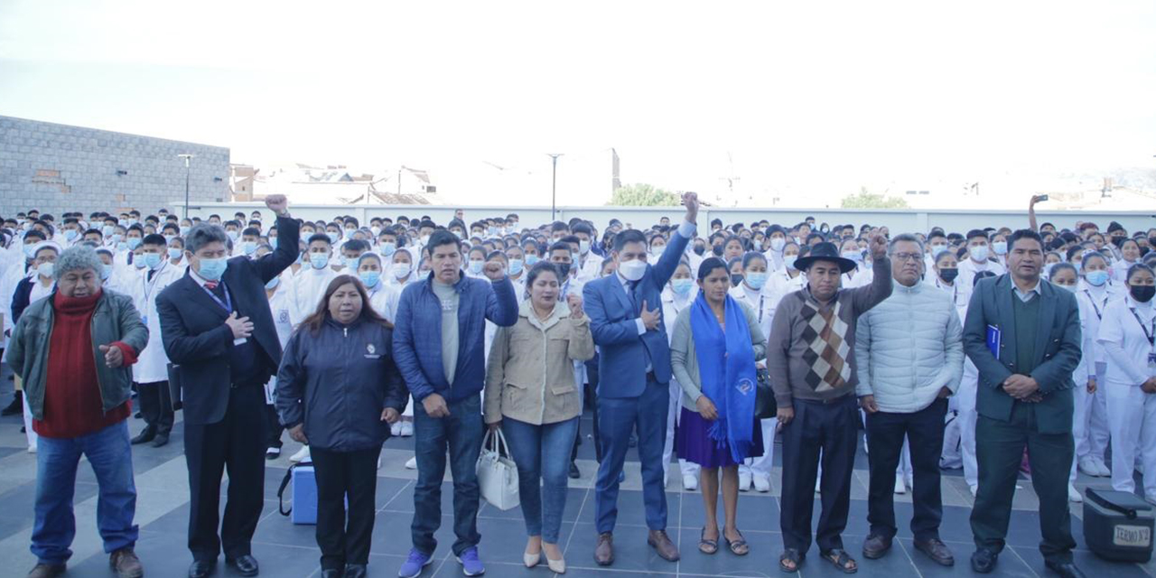 Las autoridades nacionales y locales dan inicio a la jornada de vacunación. (Foto: Ministerio de Salud)