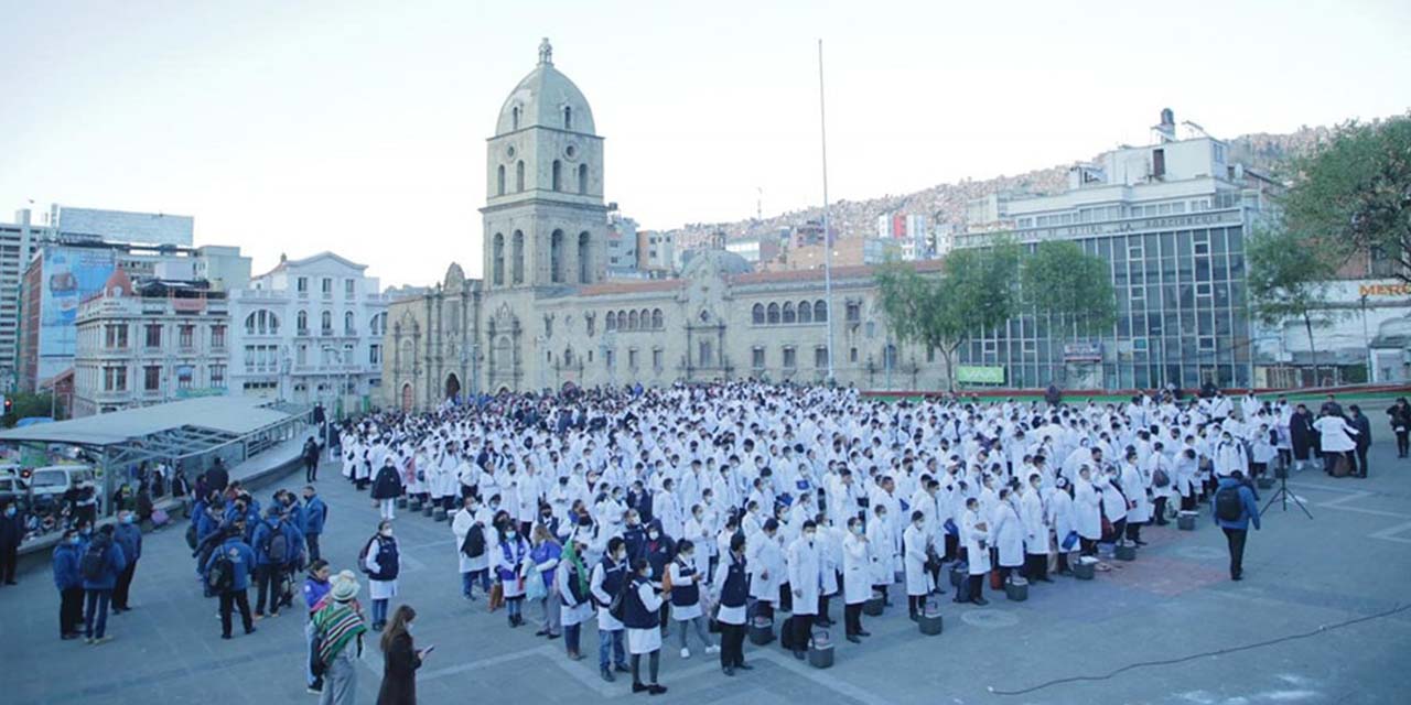 Brigadas médicas vacunarán a estudiantes de 357 unidades educativas de La Paz 