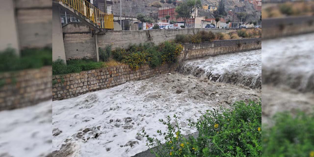 Tras intensas lluvias río Choqueyapu rebalsa en La Paz