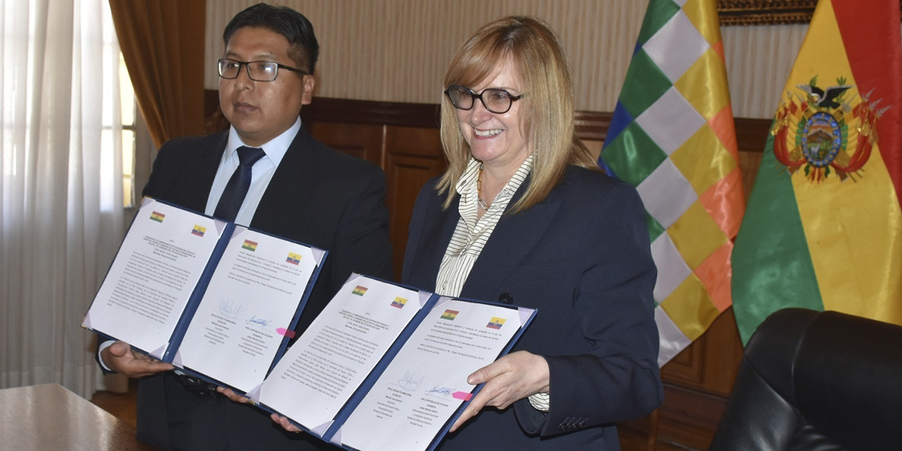 Los representantes de ambos países muestran el convenio suscrito. (Foto: ABEN)