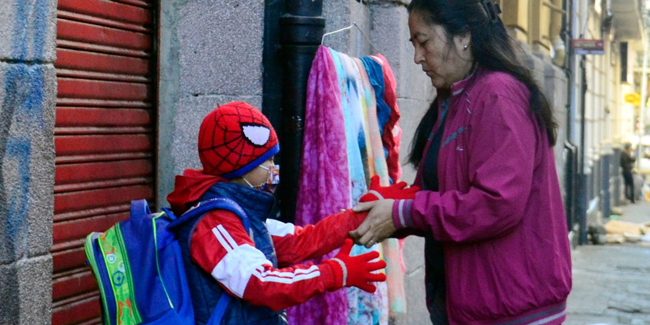 Los niños van con más abrigo a la escuela. (Foto: Freddy Barragán)