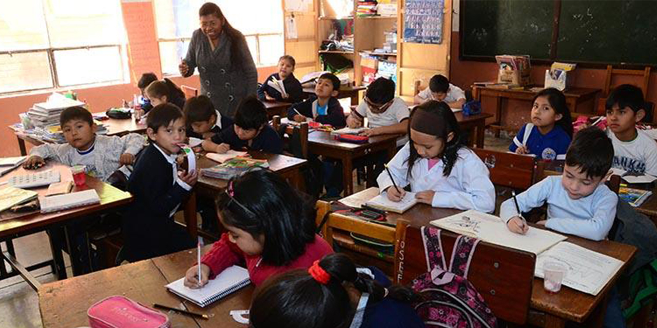 Una maestra enseña a los niños. (Foto: Archivo)