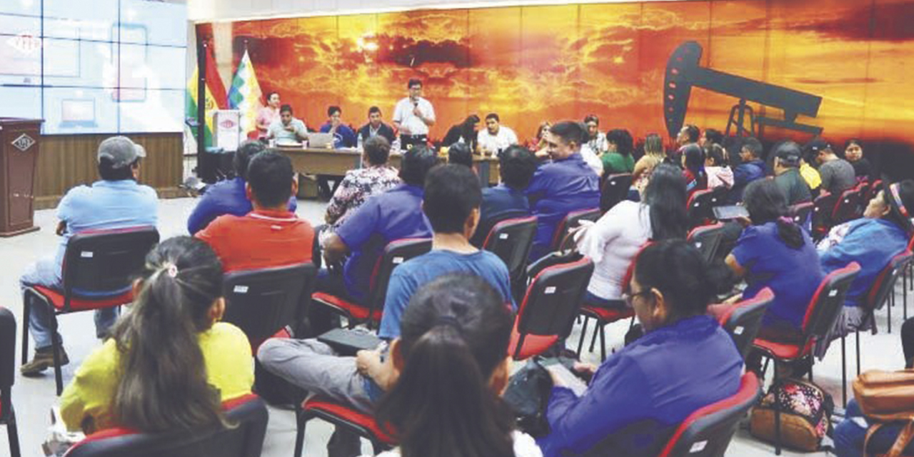 El ministro de Educación, Édgar Pary, durante el informe. (Foto: Ministerio de Educación)