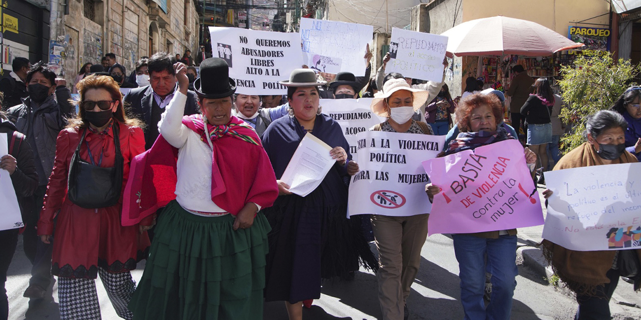 La concejala Eliana Paco (centro), durante la marcha. (Foto: Jorge Mamani)