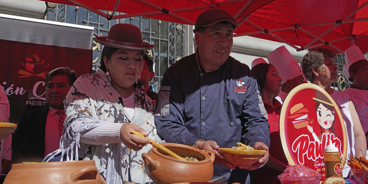 La concejala Eliana Paco, junto al chef Pedro Cadena, durante la presentación. (Foto: Jorge Mamani)