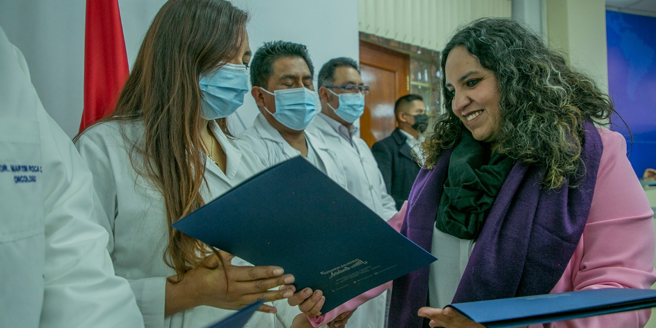 La Ministra de Salud  entrega los documentos. (Foto: Ministerio de Salud)