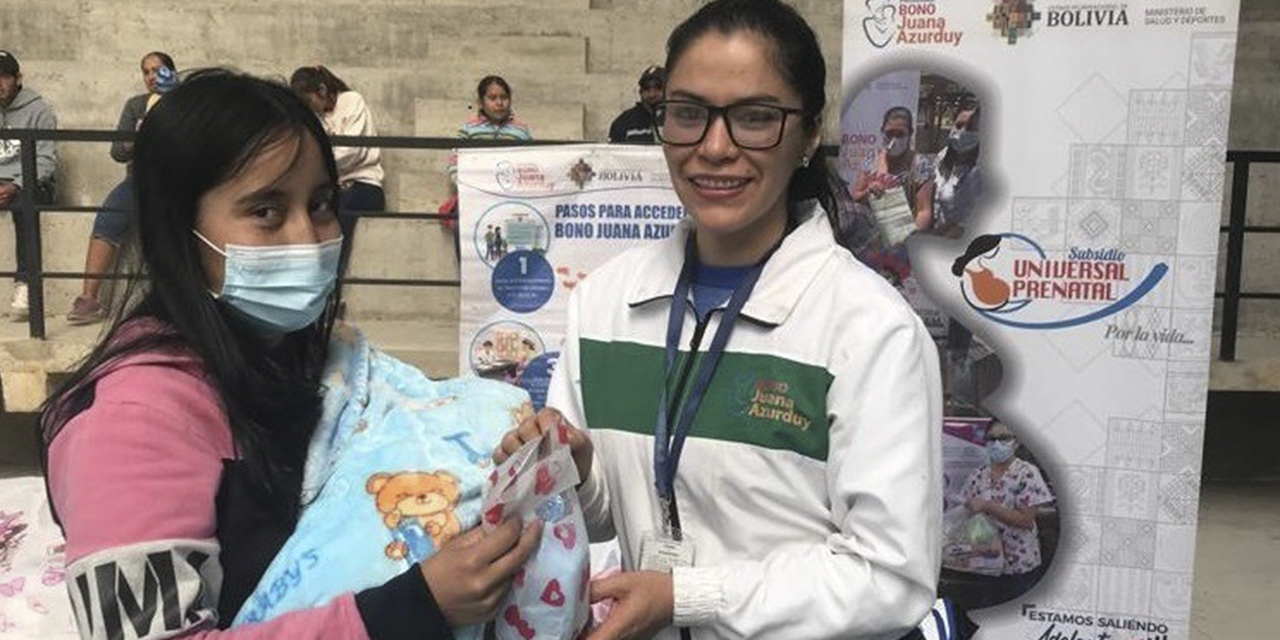 Una joven madre recibe el beneficio estatal. (Foto: ABI)