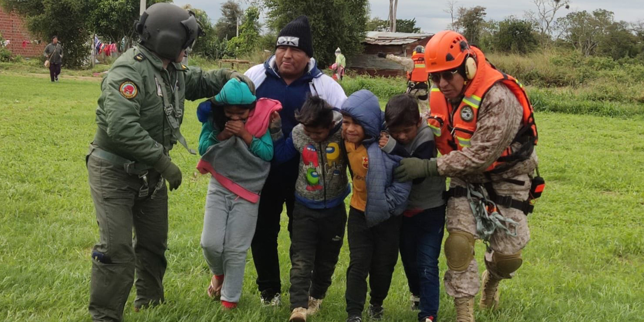 Evacúan a familias en la comunidad de Canan, en Santa Cruz, vía aérea en el Helicóptero Super Puma FAB-871. Fueron rescatados 49 personas, entre ellas 25 niños. | Foto: Vic. Defensa Civil