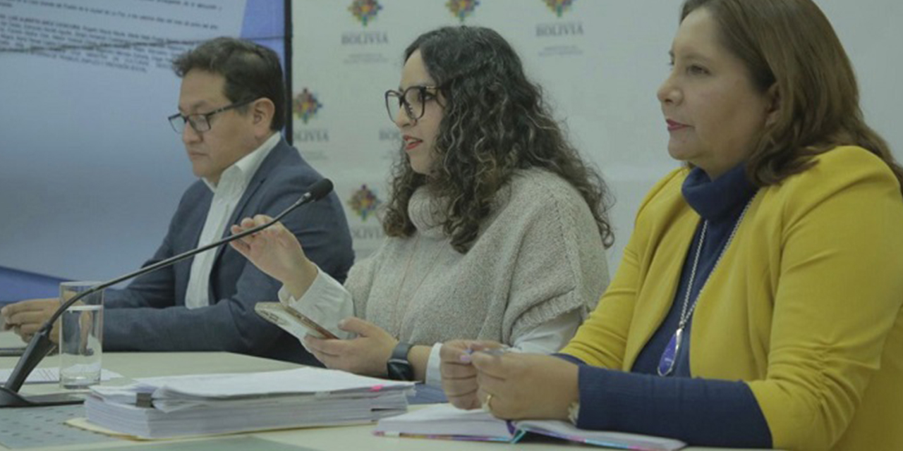 La Ministra de Salud (centro) durante una conferencia de prensa. (Foto: Ministerio de Salud)