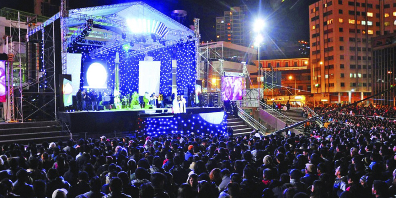 La verbena paceña organizada por la alcaldía en la Plaza Mayor de San Francisco, en 2022. (Foto: Amun)