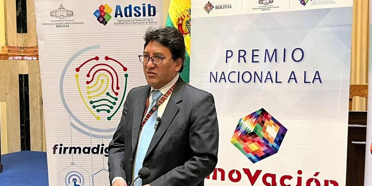 El director ejecutivo de la ADSIB, Bladimir Magne, durante la conferencia.