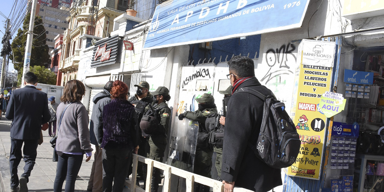 Representantes de ambas facciones en la entrada de la institución. (Foto: APG)