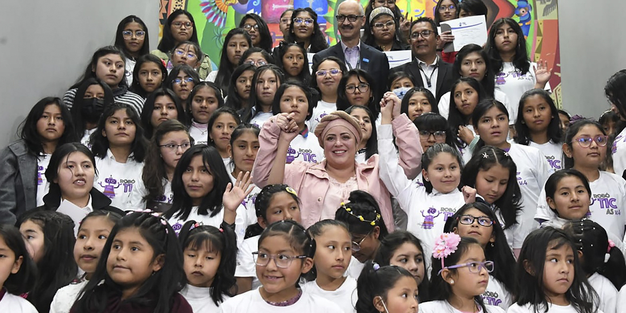 La ministra María Nela Prada junto con las niñas y adolescentes que se certificaron.  (Foto: Jorge Mamani)