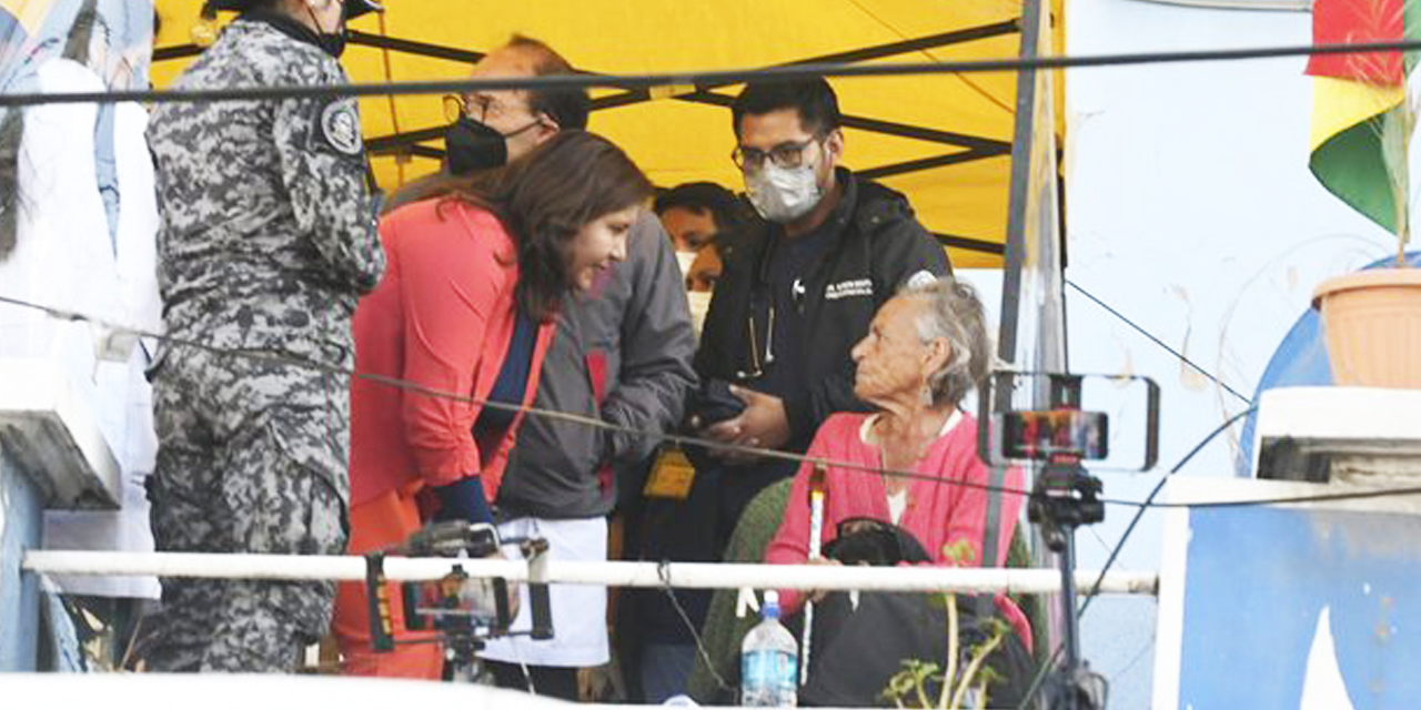 La viceministra Alejandra Hidalgo dialoga con Amparo Carvajal en el lugar donde se instaló una huelga. Fue el jueves..