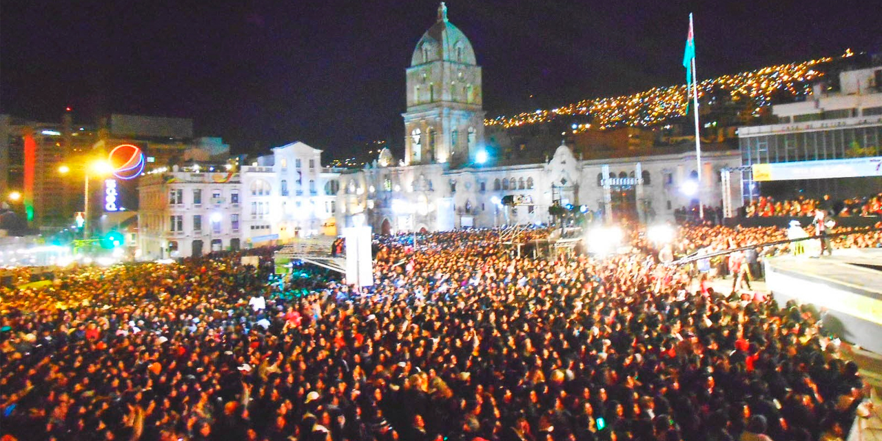 Verbena paceña organizada por la Alcaldía en la Plaza Mayor de San Francisco, en 2022. (Foto: Amun)