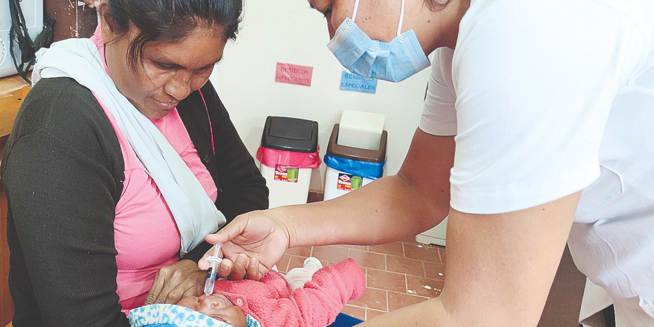 Un infante recibe atención médica. Foto: Archivo