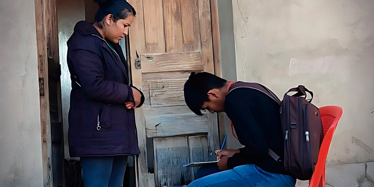 Un estudiante efectúa la encuesta en Capinota. Foto: INE