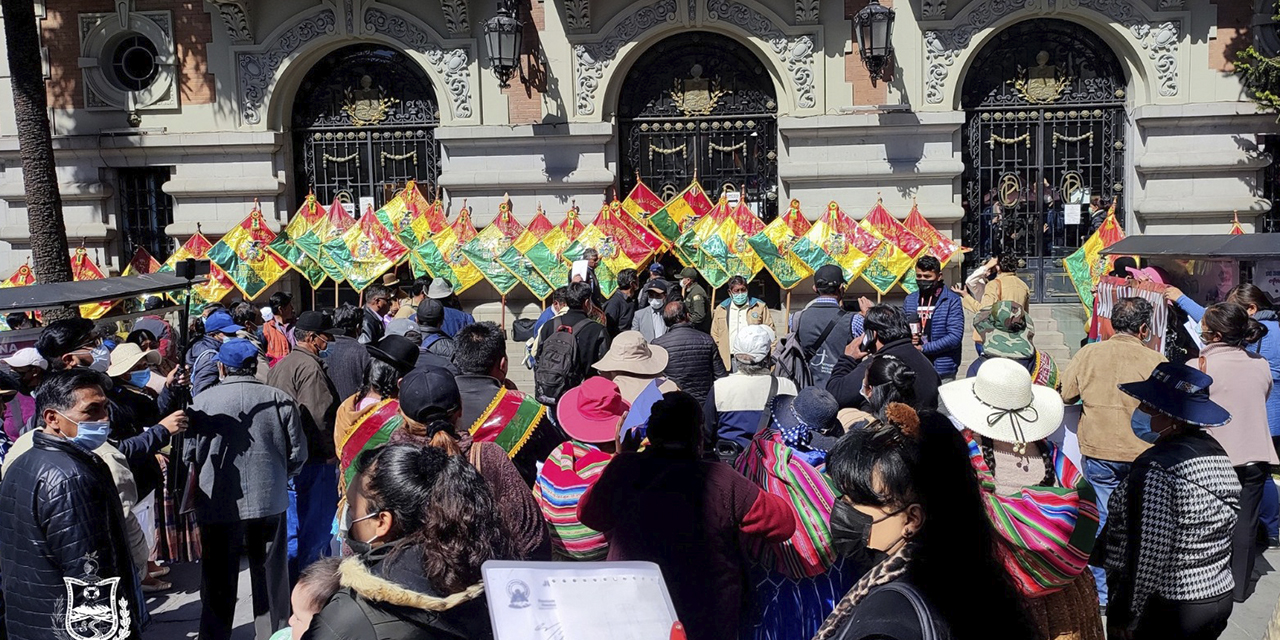 Movilización de los controles sociales para presionar al Concejo Municipal a favor de Iván Arias. (Foto: RRSS)